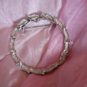 SILVER TONE REEVE BROOCH